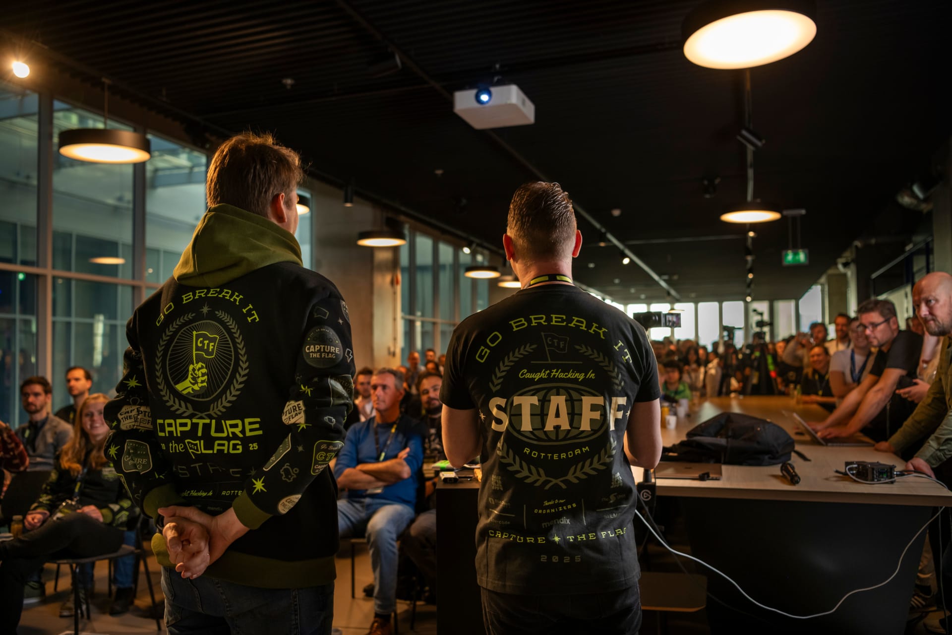 Jan en Dirk verwelkomen iedereen op de CTF kickoff!