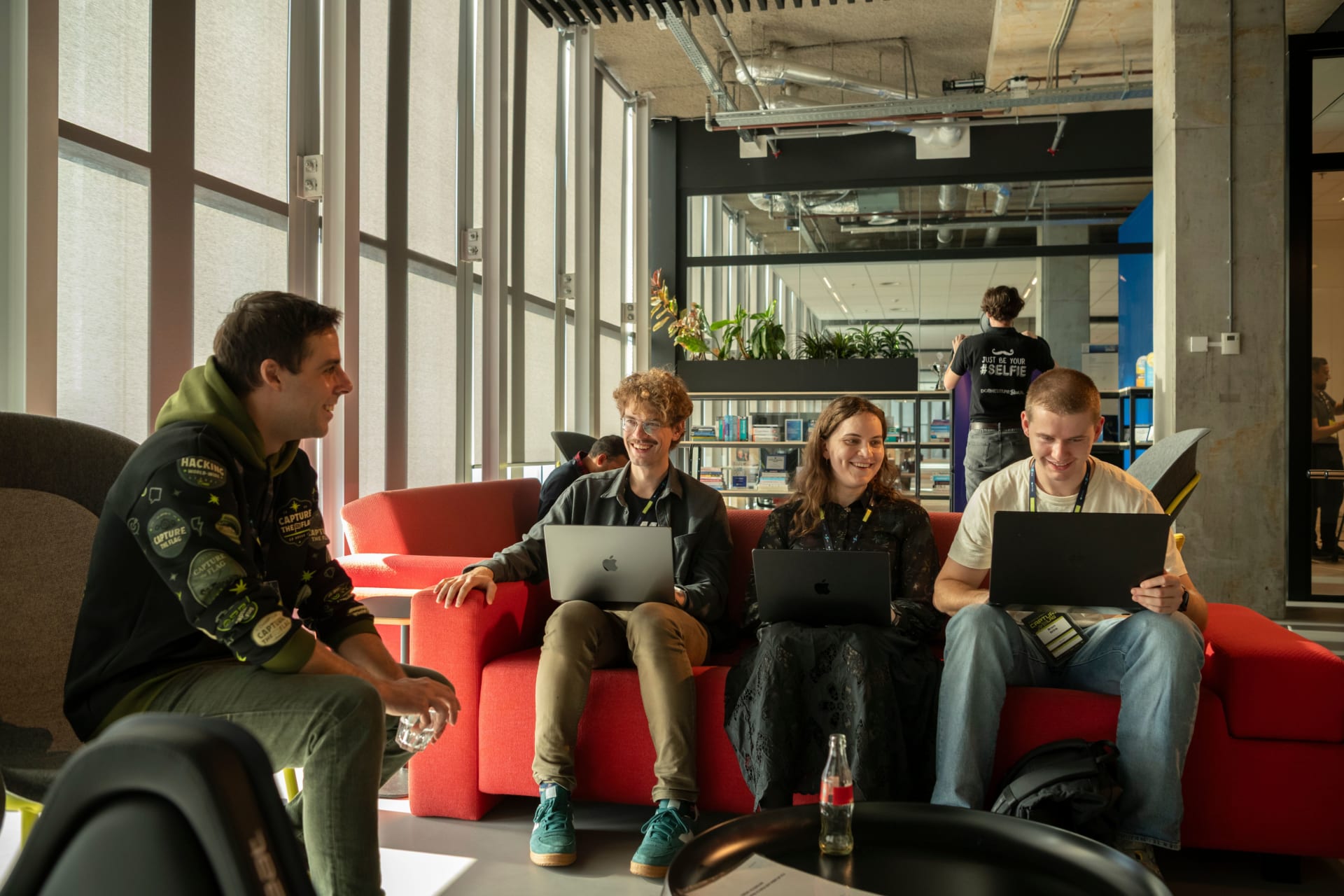 Hacken gaat zelfs door in de lounge area!